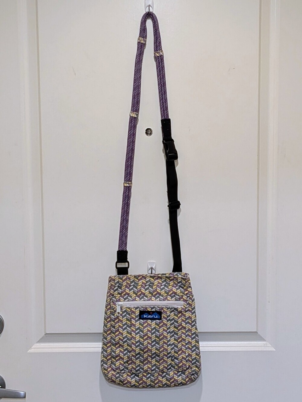 EUC KAVU Keepalong Cotton Crossbody Chevron Print Bag with Purple Rope Strap